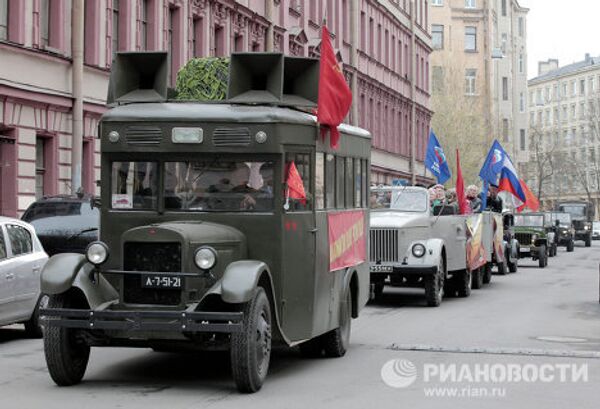 Ретро-автопробег военной техники времен Великой Отечественной войны в Санкт-Петербурге