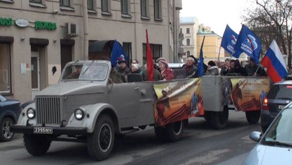 Автомобили-ветераны ВОВ проехали по Петербургу накануне Дня Победы