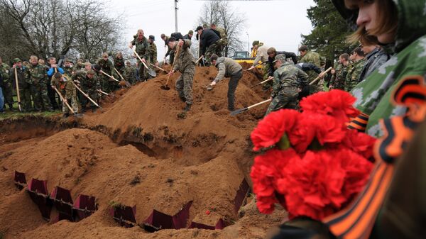 Массовые перезахоронения красноармейцев на воинском мемориале в Новгородской области