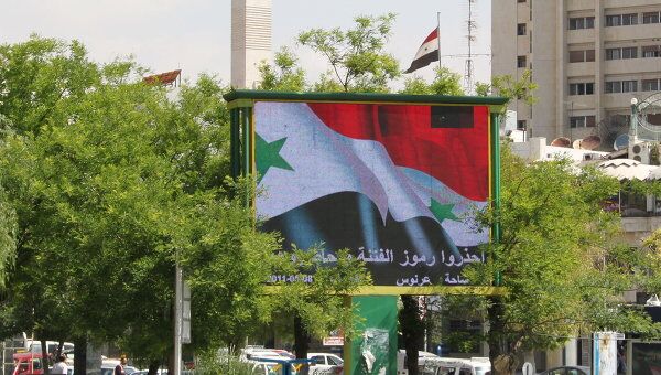 Рекламный щит на площади Арнус в Дамаске (Сирия) призывает: «Остерегайтесь подстрекателей межрелигиозной розни»
