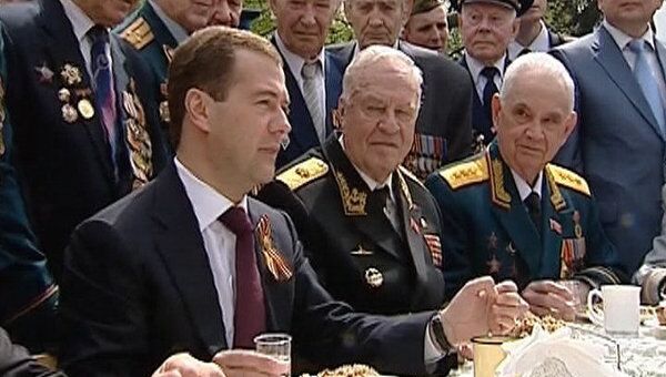 Дмитрий Медведев выпил с ветеранами фронтовые сто грамм за Победу