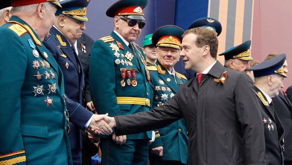 Президент РФ Дмитрий Медведев приветствует ветеранов Великой Отечественной войны на Красной площади на военном параде, посвященном 66-й годовщине Победы в Великой Отечественной войне