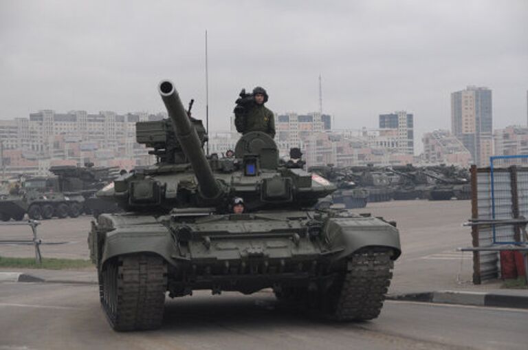 Выезд военной техники с Ходынского Поля 