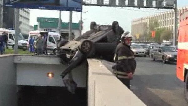 Ford Mondeo врезался в парапет пешеходного перехода в Сокольниках 