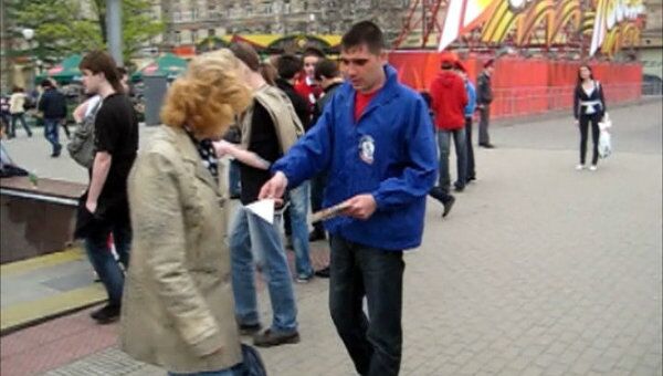 В рамках акции Выбери жизнь москвичам раздали письма-пилотки