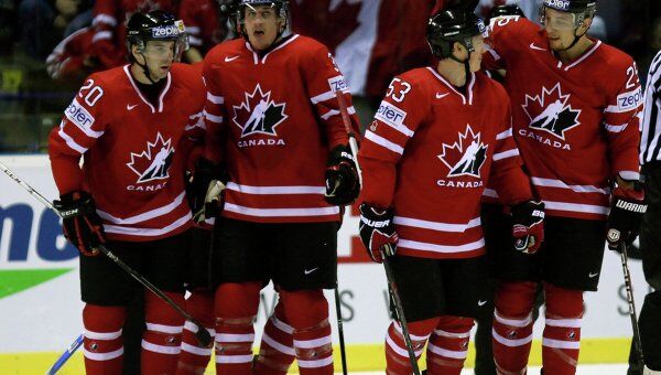 Хоккеисты сборной Канады в матче со Швецией
