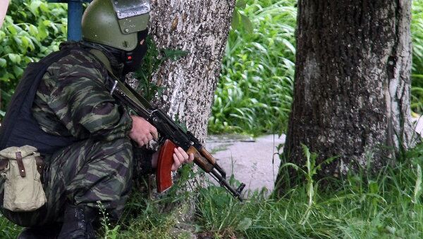 Сотрудники правоохранительных органов проводят спецоперацию по задержанию группы боевиков в Нальчике
