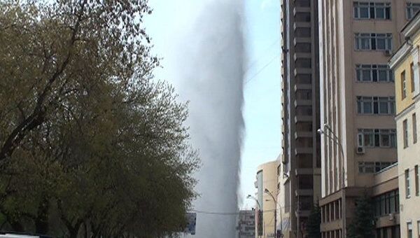 Фонтан горячей воды высотой с 10-этажный дом бьет в Екатеринбурге 