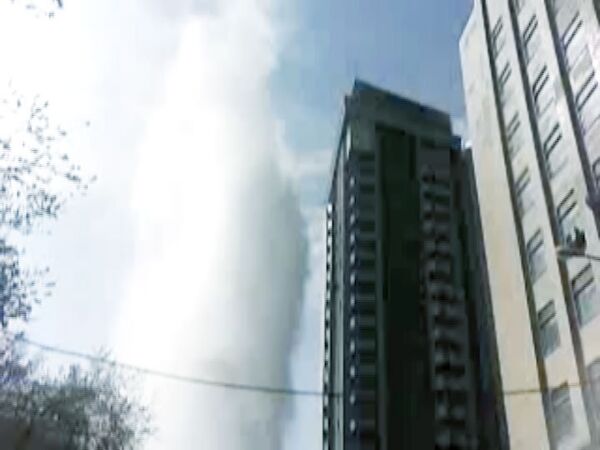 Фонтан горячей воды забил в центре Екатеринбурга из-за аварии