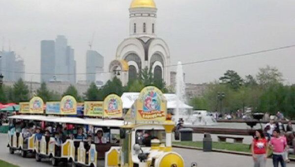 По Парку Победы в Москве начал курсировать экскурсионный паровозик