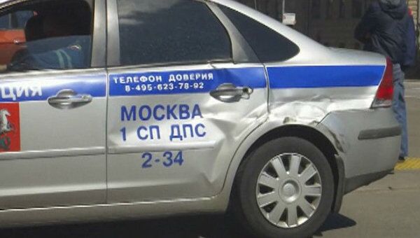 В Москве патрульный автомобиль ДПС столкнулся с МАЗом