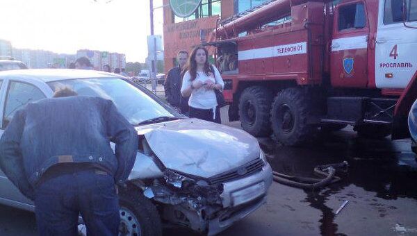 Внедорожник на автостоянке в Ярославле протаранил автомобили