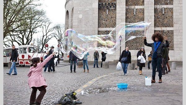 Мыльные пузыри и художники Монмартра на улицах весеннего Парижа