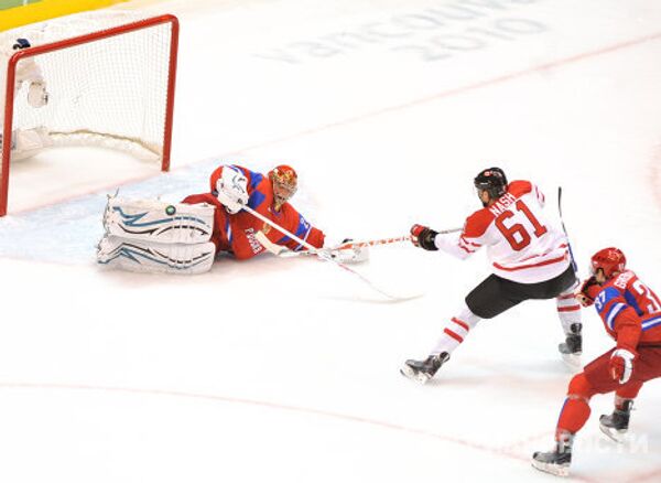 Игровой момент матча Россия - Канада
