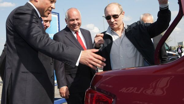 Осмотр премьер-министром РФ В.Путиным автомобиля Лада-Гранта на заводе в Тольятти
