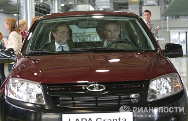 Осмотр премьер-министром РФ В.Путиным автомобиля Лада-Гранта на заводе в Тольятти