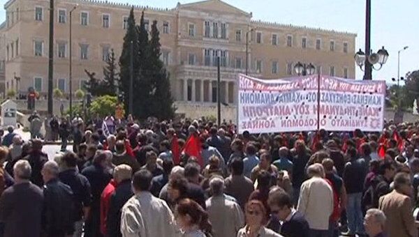 Десятки тысяч греков вышли на 24-часовую забастовку