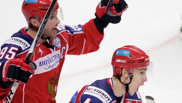 Российские хоккеисты Алексей Морозов и Николай Белов (слева направо). Архивное фото