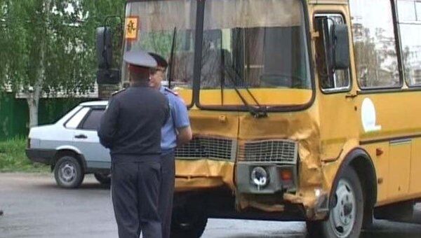 Лобовое столкновение школьного автобуса и УАЗа. Видео с места ДТП