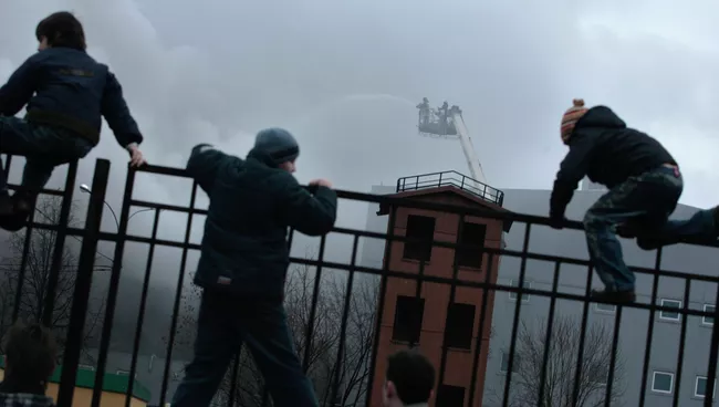 Дети лезут через забор. Архив