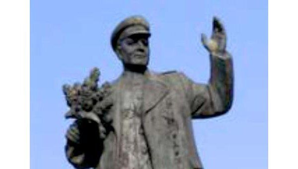В Праге у памятника маршалу Коневу высажена сирень Маршал Конев