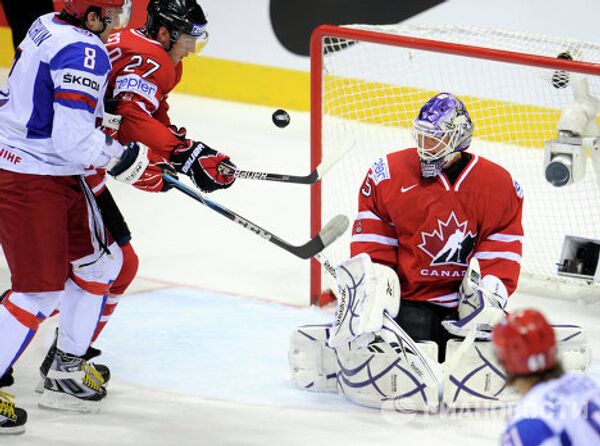 Игровой момент матча Россия - Канада
