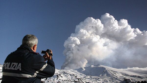 Российские туристы сутки не могут вылететь из Италии из-за вулкана