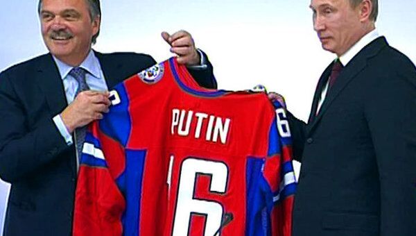 Путин получил от IIHF чемпионат мира по хоккею для России и именной свитер