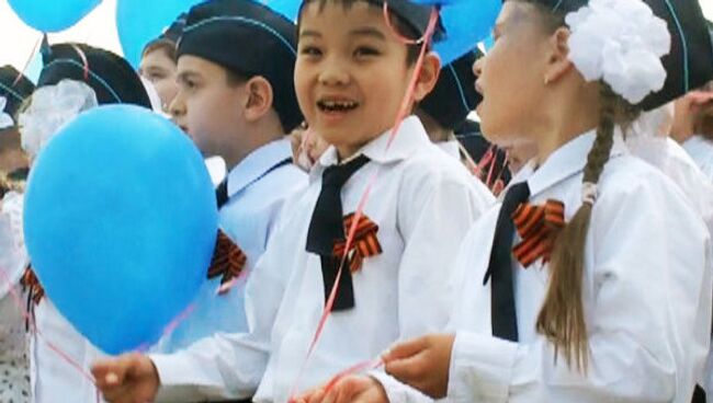 Дошколят во время парада приветствовал настоящий полковник 