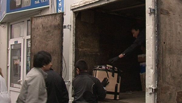 Предприниматели продолжают освобождать павильоны рынка в Лужниках