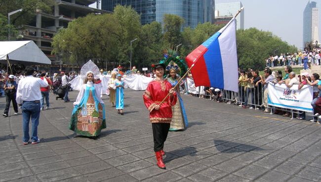 Прохождение колонны  россиян на фесивале дружетвенных культур