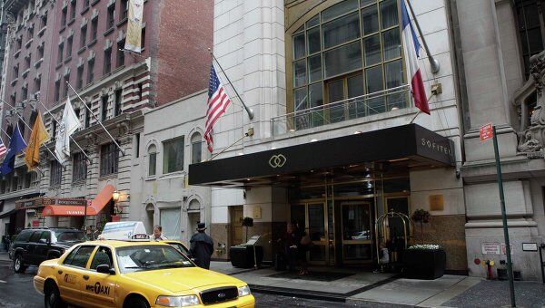 Гостиница Софител (Sofitel) на Таймс-Сквер в Нью-Йорке, где останавливался обвиняемый в сексуальных домогательствах Доминик Стросс-Кан