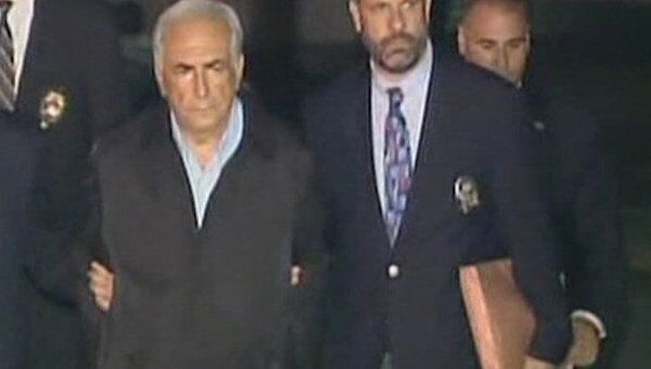 Глава МВФ Доминик Стросс-Кан предстал в наручниках перед телекамерами