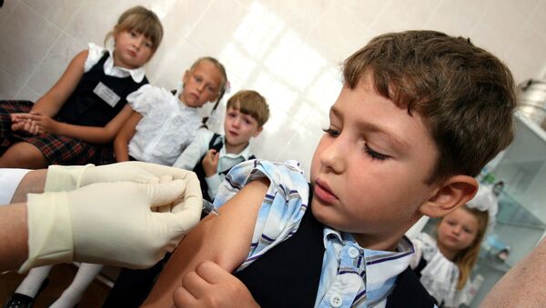 Вакцинация школьников от гриппа, архивное фото