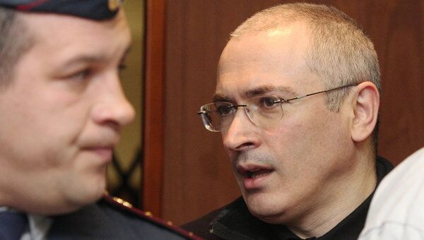 Экс-глава ЮКОСа Михаил Ходорковский (справа) в зале заседаний Московского городского суда