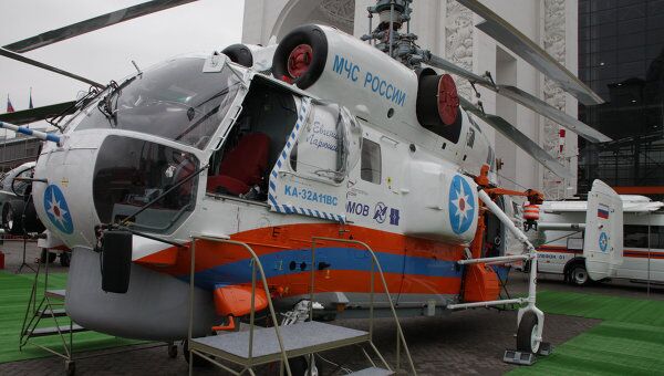 Спасательный вертолет Ка-32А с медицинским модулем. Архив