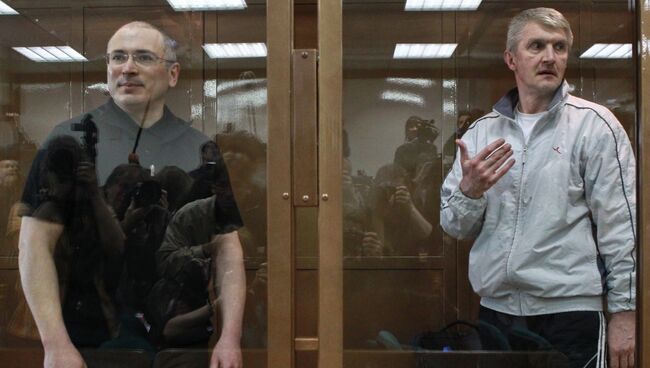 Экс-главы ЮКОСа Михаил Ходорковский и руководитель МФО Менатеп Платон Лебедев (слева направо)