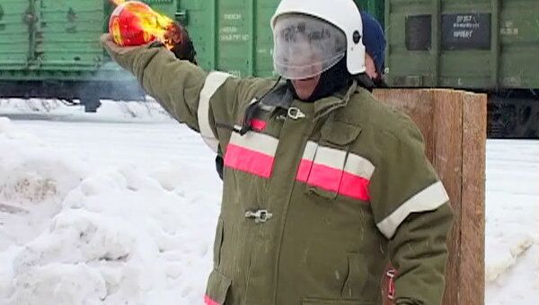 Огнетушитель из пенопласта и клетку для спасателей показали в Москве