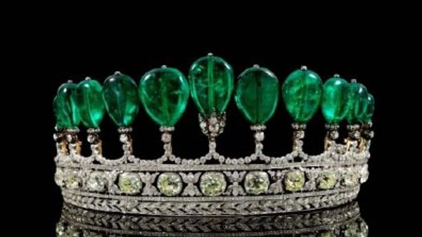 Украшенная бриллиантами и крупными изумрудами диадема продана в Женеве