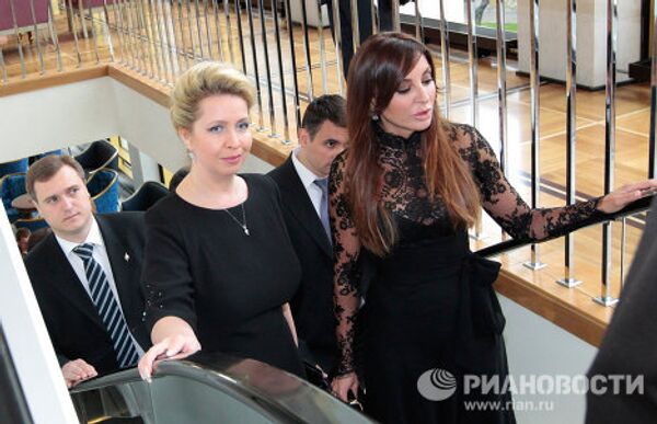 Светлана Медведева и Мехрибан Алиева на выставке азербайджанских ковров и образцов медницкого дела в Государственном Кремлевском дворце