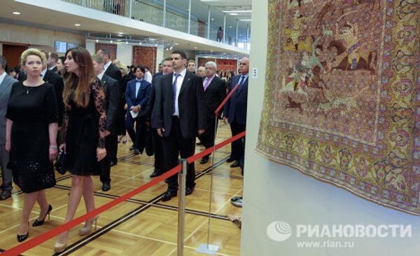 Светлана Медведева и Мехрибан Алиева на выставке азербайджанских ковров и образцов медницкого дела в Государственном Кремлевском дворце