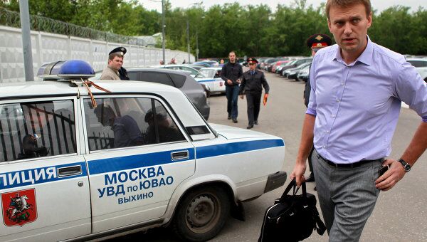 Блогер Алексей Навальный прибыл в отдел уголовного розыска для дачи объяснений на предмет соответствия логотипа антикоррупционного проекта российскому законодательству
