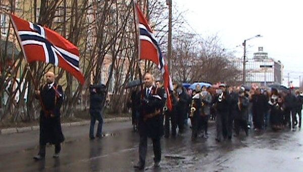 Праздничное шествие в Мурманске состоялось, несмотря на снег и ветер
