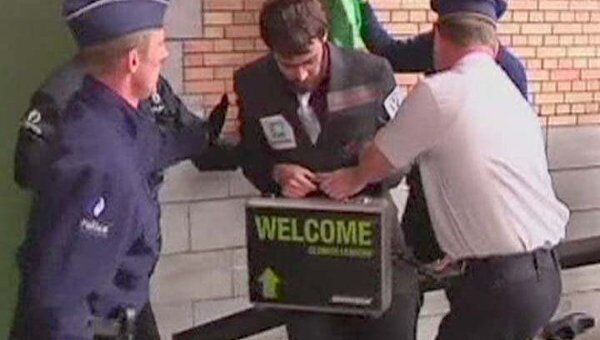 Активисты Гринпис сковали себя цепями во время саммита в Бельгии