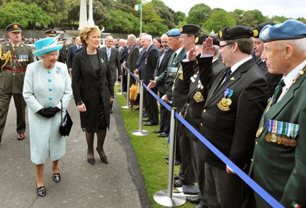 Президент республики Ирландия Мэри Макэлис и королева Великобритании Елизавета II в Дублине