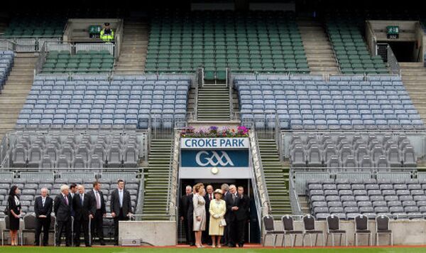 Президент республики Ирландия Мэри Макэлис и королева Великобритании Елизавета II на стадионе Кроук-парк
