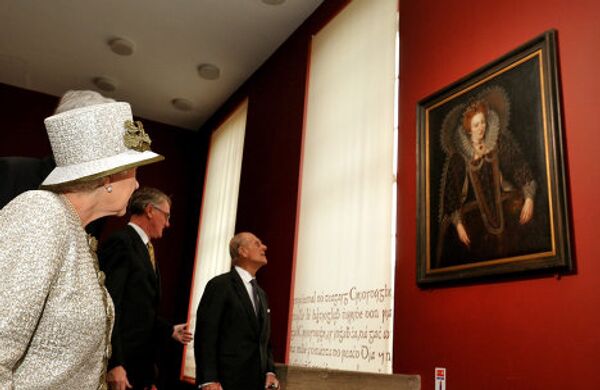 Королева Великобритании Елизавета II и Принц Филип во время посещения Тринити Колледжа в Дублине