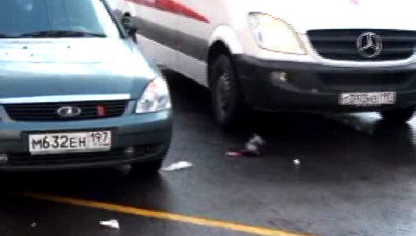 Автомобиль сбил молодого человека на Большой Филевской улице в Москве 