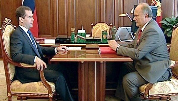 Медведев и Зюганов обсудили мини-футбол и большой политический сезон