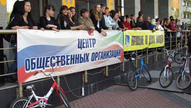 Молодежь танцевала рэп и очищала города от мусора в День пионерии